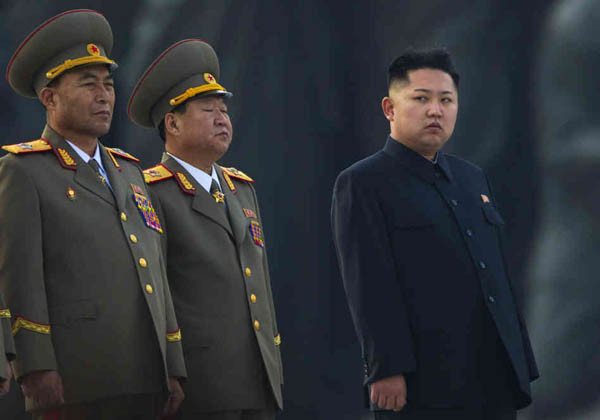 ▲ "남조선과 미제의 전작권 전환 연기는 어케 된 건가 이기야?" 김정은이 애꿎은 부하들을 노려보고 있다. ⓒ北선전매체 보도화면 캡쳐