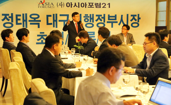 ▲ 정태옥 대구시 행정부시장이 31일 아시아포럼21 토론회에 참석해 버스노선 조정 등 대구발전에 대한 자신의 견해를 소상히 밝히고 있다.ⓒ뉴데일리