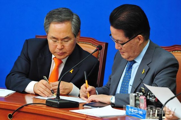 ▲ 새정치민주연합 박지원 비상대책위원(오른쪽)은 중·대선거구제를 주장하기 위해 헌재 결정의 단점을 지적한 우윤근 원내대표(왼쪽)의 말을 받다가 논리적 모순에 빠졌다. ⓒ뉴데일리 정상윤 기자