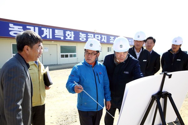 ▲ 백선기 칠곡군수가 사업현장 추진사항을 둘러보며 관계자들과 얘기를나누고 있다.ⓒ칠곡군 제공