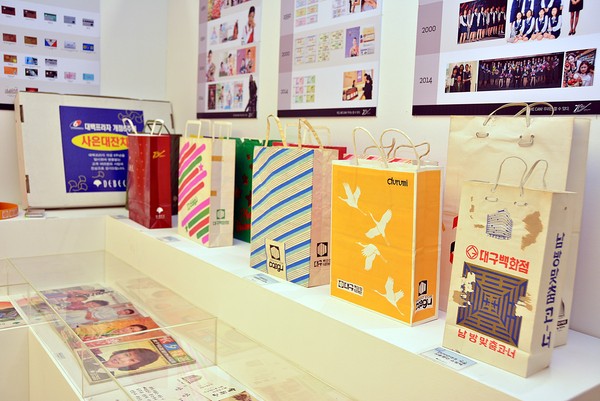 ▲ 이번 전시회는 백화점 광고 전단, 쇼핑백, 고객 사은품 등 과거 추억이 담긴 것들이 전시돼 추억을 떠올리게 한다.ⓒ대백 제공