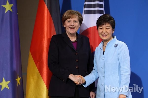 우리나라 정치권이 여성 최고지도자에 대한 개념이 없다는 지적이 나오고 있다. 사진은 독일 메르켈 총리와 박근혜 대통령(오른쪽). ⓒ뉴데일리