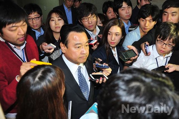 ▲ 31일 저녁 세월호3법 여야 합의를 이끌어낸 새누리당 이완구 원내대표가 협상장을 나서고 있다. ⓒ뉴데일리 이종현 기자