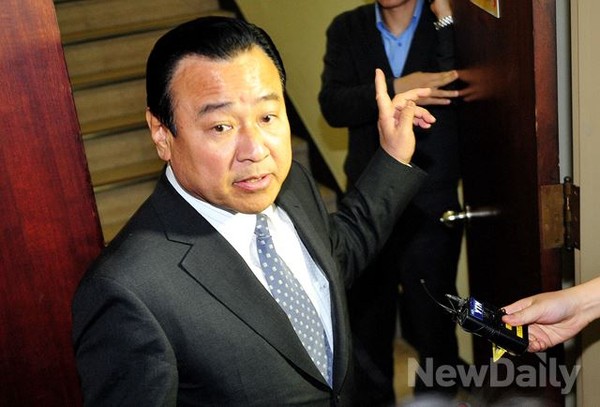 ▲ 31일 저녁 세월호3법 여야 합의를 이끌어낸 새누리당 이완구 원내대표가 협상장을 나서고 있다. ⓒ뉴데일리 이종현 기자