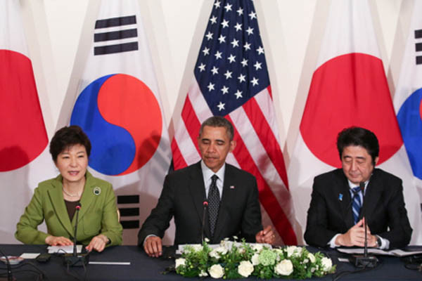 ▲ 지난 4월 한미일 정상회담 당시 모습. 북한을 한미일 동맹을 깨는 지렛대로 활용하는 중국과 자국 내부정치 때문에 독자적 행보를 보이는 일본 때문에 동북아 신냉전 구도가 갈수록 고착화되고 있다고 한다. ⓒ뉴데일리 DB