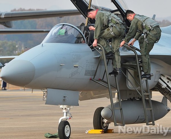 ▲ FA-50전투기에서 내리는 조종사들. F-5전투기의 임무를 FA-50전투기가 이어 받는다.ⓒ뉴데일리 정상윤 기자