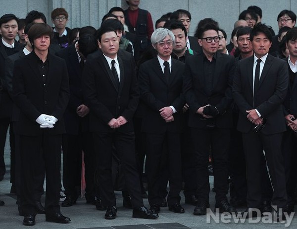 ▲ 지난달 31일 서울아산병원 장례식장에 모인 고 신해철의 동료 가수들. 윤도현, 윤종신, 이승철 등이 운구 차량에 실리는 시신을 바라 보고 있다.  ⓒ뉴데일리 정재훈 기자