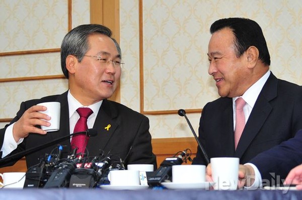 ▲ 새누리당 이완구 원내대표(오른쪽)와 새정치민주연합 우윤근 원내대표가 지난달 28일 열린 여야 원내대표 주례회동에서 환담하고 있다. 여야 원내대표는 이날 회동에서 예산안을 법정시한 내에 처리하기 위해 노력하기로 합의했다. ⓒ뉴데일리 이종현 기자