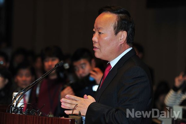 ▲ 새누리당 김재원 원내수석부대표가 지난달 28일 열린 의원총회에서 예산안을 법정시한 내에 처리하지 않으면 국회선진화법은 휴지조각이 돼버린다고 강조하고 있다. ⓒ뉴데일리 이종현 기자