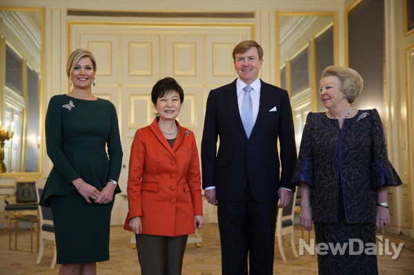 ▲ 박근혜 대통령이 지난 3월 우리 정상으로는 처음으로 네덜란드를 공식 방문, 국왕 내외와 베아트릭스 전 여왕과 함께 기념사진을 찍었다. ⓒ뉴데일리