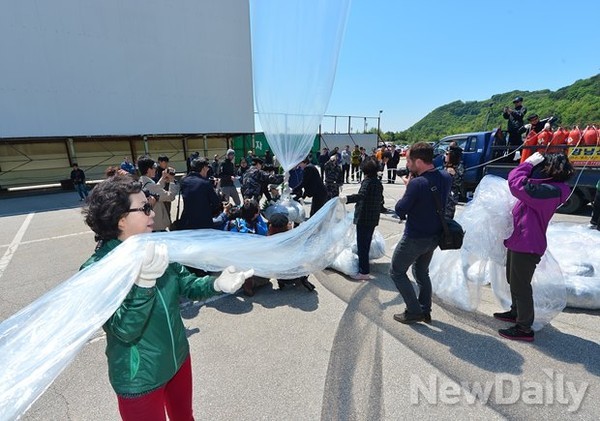 ▲ 대북전단을 실은 풍선을 날려보낼 준비를 하는 북한인권단체 회원들 ⓒ뉴데일리 DB