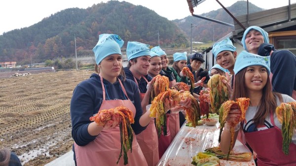 ▲ 김천시가 외국인 유학생 및 근로자를 상대로 청암사에서 템플스테이와 농산물 수확체험을 실시했다.ⓒ김천시 제공