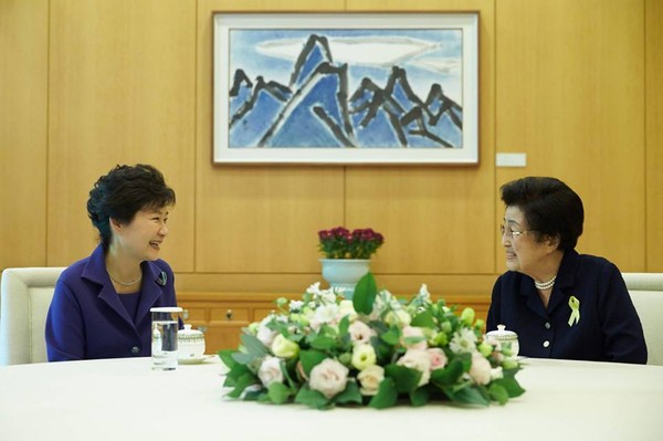 ▲ 박근혜 대통령이 지난 28일 청와대에서 이희호 여사와 회동하고 있다. ⓒ청와대 제공