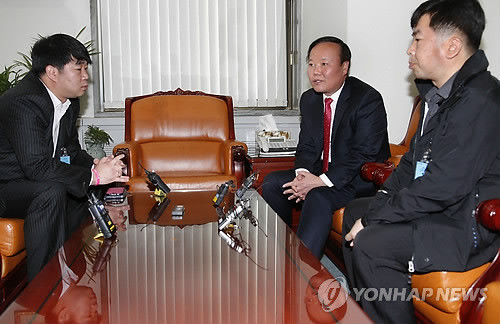 ▲ 3일 국회에서 세월호 일반인 유가족 대책위원회 임원을 만나고 있는 새누리당 김재원 원내수석부대표. ⓒ연합뉴스 사진DB