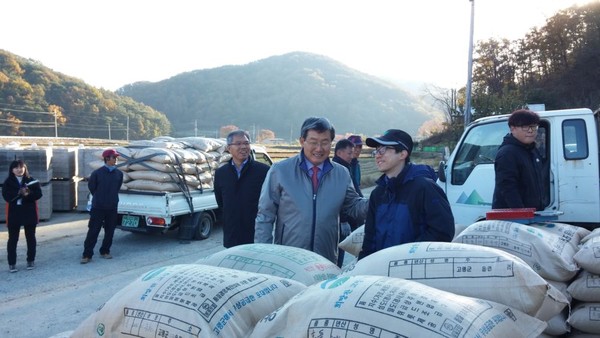 ▲ 고령군은 3일 고령읍 내곡창고에서 2014년산 공공비축미곡 건조벼 첫 매입을 시작했다.ⓒ고령군 제공