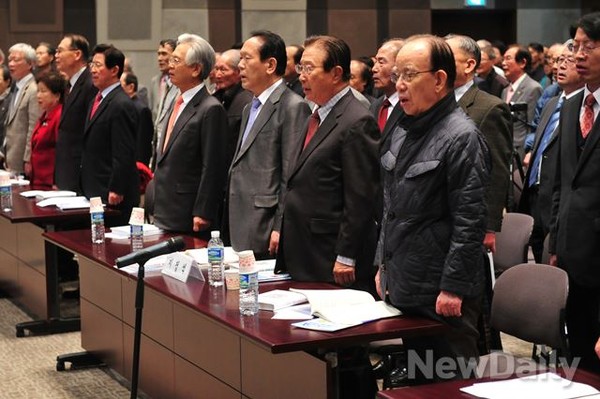 ▲ 세미나에 앞서 국민의례 중인 청중들. 해외종북세력의 실태라는 주제 때문인지 유명한 공안·대북 전문가들이 대부분 모였다. ⓒ뉴데일리 이종현