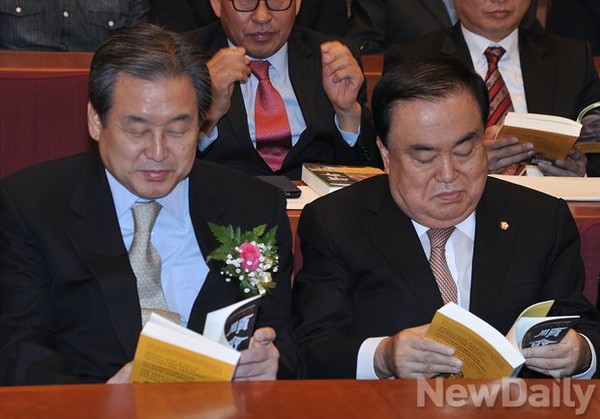 ▲ 새누리당 김무성 대표최고위원과 새정치민주연합 문희상 비상대책위원장이 3일 헌정기념관에서 열린 권노갑 상임고문의 자서전 출판기념회에서 책을 살펴보고 있다. ⓒ뉴데일리 정재훈 기자