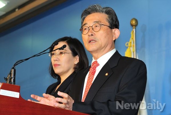 ▲ 새누리당 이한구 경제혁신특위 위원장(오른쪽)과 김현숙 의원.ⓒ뉴데일리
