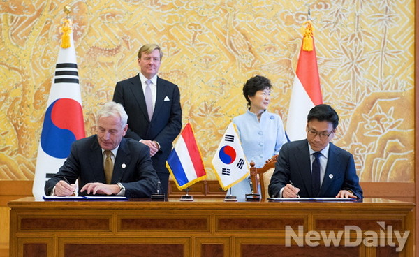 ▲ 사진 오른쪽 박근혜 대통령(뒤)과 김재열 대한빙상경기연맹 회장(앞), 빌럼-알렉산더르 네덜란드 국왕(왼쪽 뒤)과 폴 샌더스 네덜란드 빙상연맹 CEO(앞).ⓒ대한빙상경기연맹