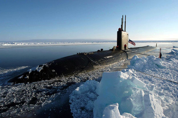 ▲ 2004년 4월 19일 북극에 도달한 美해군 LA급 공격 핵잠수함 USS 햄튼(Hampton). 강대국들은 모두 북극에 눈독을 들이고 있다. ⓒ위키피디아 공개 사진.