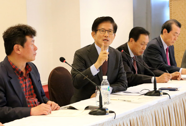 ▲ 김문수 위원장은 국회의원이 총선 1년6개월 전에는 당협위원장 등 모든 직책을 내려놓고 경쟁자와 대등한 입장에서 공정하게 공천경쟁을 해야 한다고 주장했다.@아시아포럼21 제공