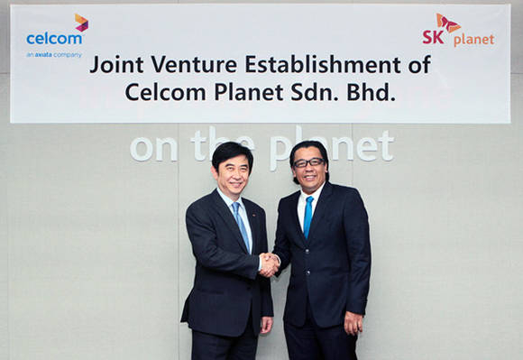 ▲ SK플래닛 서진우사장(좌)과 셀콤악시아타 CEO 다또 스리 샤잘리 람리(우)는 온라인 커머스 사업 추진을 위해 합작법인을 설립했다.ⓒ