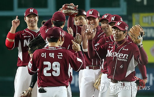 ▲ 2014프로야구 한국시리즈 1차전서 삼성을 4-2로 꺾은 넥센 선수들이 기쁨을 나누고 있다.