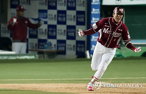 ▲ 8회초 무사 1루 상황에서 넥센 강정호가 2점 홈런을 쳐내고 환호하며 베이스를 돌고 있다.ⓒ연합뉴스