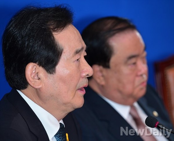 ▲ 새정치민주연합 문희상 비상대책위원장(오른쪽)과 정세균 비상대책위원. ⓒ뉴데일리 정상윤 기자