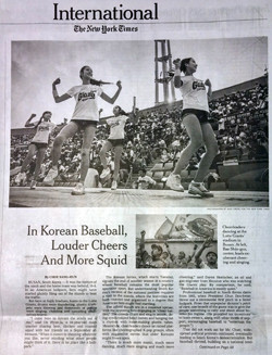 ▲ 뉴욕타임스는 3일 '한국 야구, 떠들썩한 함성과 오징어(In Korean Baseball, Louder Cheers and More Squid)'란 제목으로 한국 프로야구의 응원 문화를 소개하는 기사를 국제면 톱뉴스로 보도했다.ⓒ프리미엄조선