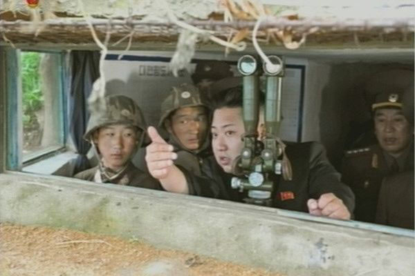 ▲ 땅굴에 숨은 정은이? "저기 왼쪽 모퉁이 돌면 외국인 있어. 분명 에볼라에 걸렸을 거야" 김정은의 '에볼라 공포증'이 도를 넘었다. ⓒ北선전매체 보도화면 캡쳐