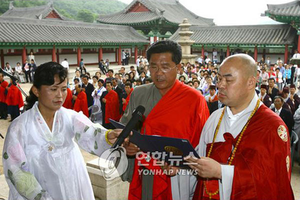 ▲ 2007년 6월 北조선불교도연맹 관계자와 만난 천태종 승려 무원. ⓒ연합뉴스. 무단전재 및 재배포 금지.