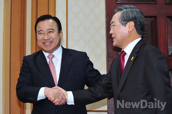 ▲ 여야 원내대표 주례회동을 앞두고 새누리당 이완구 원내대표가 새정치민주연합 우윤근 원내대표를 자리로 잡아끌고 있다. ⓒ뉴데일리 이종현 기자