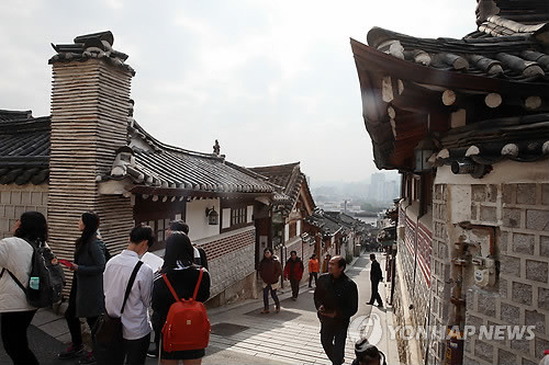 ▲ 서울시가 새로 마련한 북촌 한옥마을 내 시장공관이, 학내비리로 내홍을 겪은 김포대 설립자 가족 소유인 것으로 취재결과 확인됐다. 사진은 북촌 한옥마을 전경.ⓒ 사진 연합뉴스