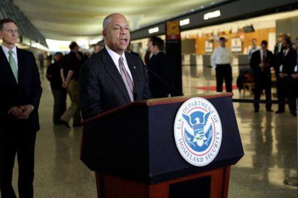 ▲ 지난 7월 뉴멕시코를 찾았을 당시 제이 존슨 美국토안보부(DHS) 장관. ⓒ美ABC 뉴스 애리조나 보도화면 캡쳐