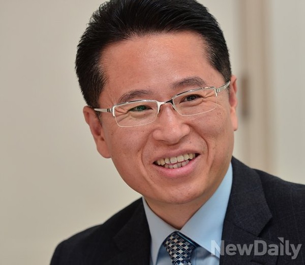 ▲ 인터뷰하는 신인균 대표.ⓒ뉴데일리 정상윤 사진기자