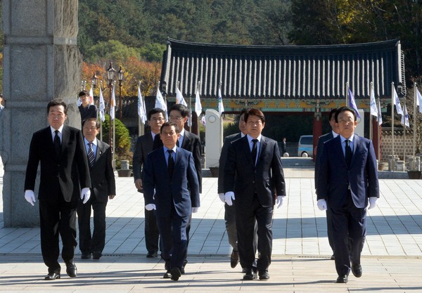 ▲ 영·호남 4개 시·도지사(권영진 대구시장, 윤장현 광주시장, 김관용 경북지사, 이낙연 전남지사)는 5일 최초로 영·호남 상생발전을 위해 함께 손잡고 광주 5·18 민주묘역을 참배했다. ⓒ대구시 제공