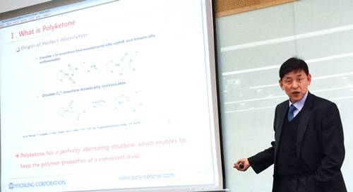 ▲ ⓒ효성기술원 이원 전무가 폴리케톤에 대해 설명하고 있다.