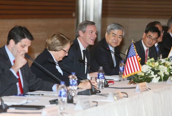 ▲ 사진 왼쪽부터 마크리퍼트 신임 주한 미국대사, 태미오버비 미상의 부회장, 폴 제이콥스 위원장, 조양호 위원장, 엄치성 전경련 상무. ⓒ전경련