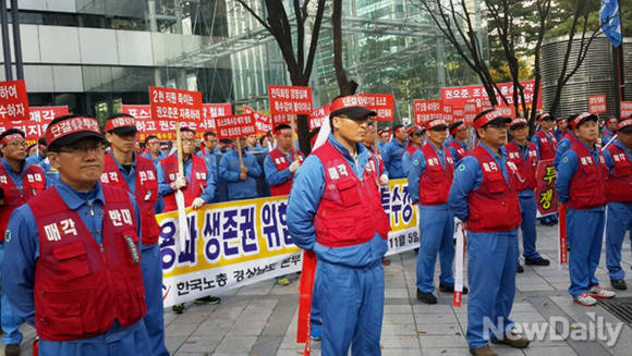 ▲ 5일 오후 1시30분 포스코특수강 비대위 400여명의 인원이 서울 강남구 포스코센터 앞에서 '매각 반대' 시위를 벌이는 모습ⓒ뉴데일리DB