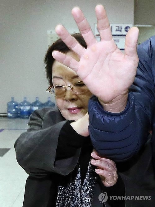 ▲ 유병언(사망) 전 세모그룹 회장의 측근으로 횡령 및 배임 혐의로 기소된 탤런트 전양자씨가 선고 공판을 받고자 5일 오후 인천시 남구 인천지방법원으로 들어서고 있다.  ⓒ 연합뉴스