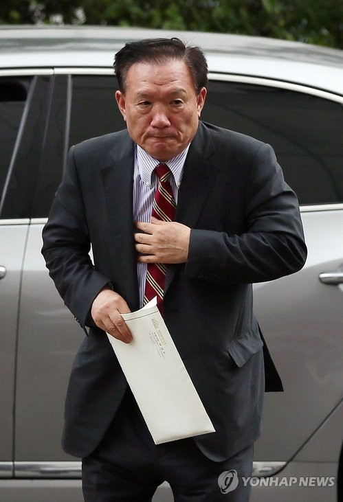 ▲ 검찰이 불법 정치자금을 숨긴 혐의 등으로 구속영장이 청구된 새누리당 박상은 의원이 지난 8월 21일 오후 영장실질심사를 받기 위해 인천시 남구 인천지방법원에 들어서고 있다.ⓒ연합뉴스