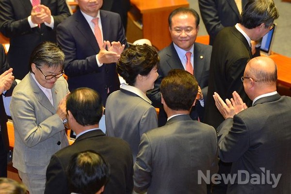 ▲ 박근혜 대통령이 지난달 29일 시정연설을 하기 위해 국회 본회의장으로 입장하고 있다. 이날 야당 의원들은 전해와는 달리 대부분 기립해 박 대통령을 맞이하는 등 달라진 모습을 보였다. ⓒ뉴데일리 이종현 기자