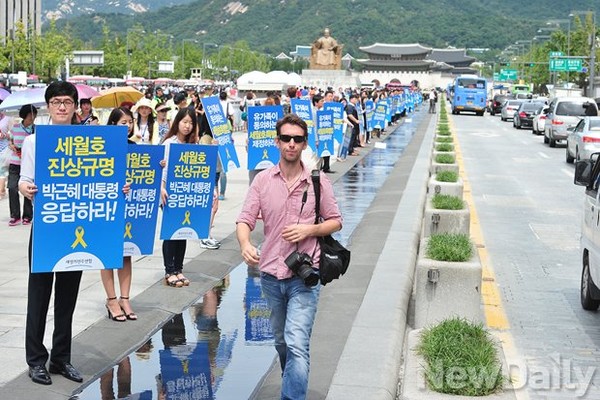 ▲ 새정치민주연합이 지난 8월 27일 이른바 장외투쟁을 선언하고 광화문 광장으로 나섰지만, 외국인 관광객조차 관심을 갖지 않고 무심히 지나가고 있다. ⓒ뉴데일리 정재훈 기자