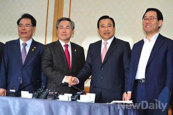 ▲ 새정치민주연합 백재현 정책위의장, 우윤근 원내대표, 새누리당 이완구 원내대표, 주호영 정책위의장(사진 왼쪽부터)이 여야 원내대표 주례회동에서 테이블에 앉기 전 악수하고 있다. 온건파인 우윤근 원내대표 등 새로운 원내지도부가 들어선 이후 새정치연합의 지지도는 상승하고 있다. ⓒ뉴데일리 이종현 기자