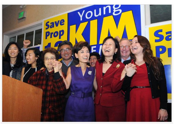 ▲ 연방 하원의원 당선을 축하하는 영 김 캘리포니아州 하원의원 당선자(가운데 파란옷). ⓒ美소식통이 제공한 현지 언론 보도화면 캡쳐