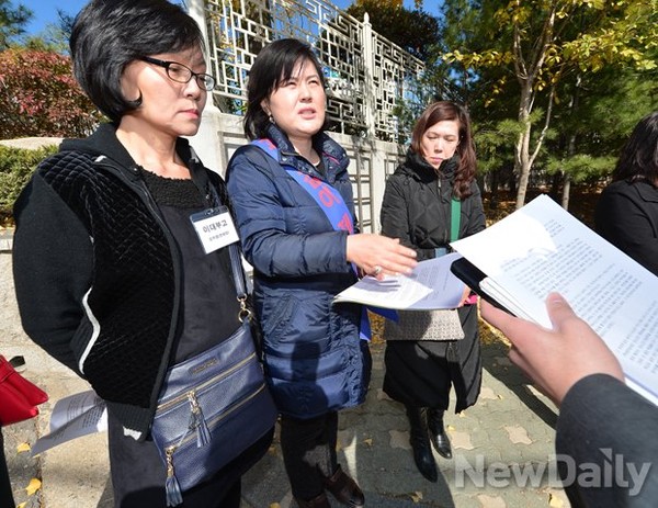 ▲ ▲서울시교육청의 '자사고 지정취소'에 맞서는 자사고학부모연합 김용숙 부회장(가운데)과 한혜정 이대부고 학부모대표(왼쪽) ⓒ뉴데일리 정상윤 기자