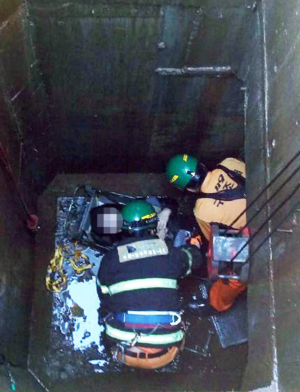 ▲ 지난 5일, 경기 수원시 팔달구 인계동 분당선 시청역사거리 왕복 10차선 도로 횡단보도를 건너던 정모(42·여)씨가 공동구 연결통로 4.6m 아래로 추락했다.ⓒ 사진 경기소방본부 제공