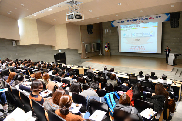 ▲ 대경대 업지원세터가 CEO인재육성 특강을 진행하고 있다. ⓒ보건대 제공
