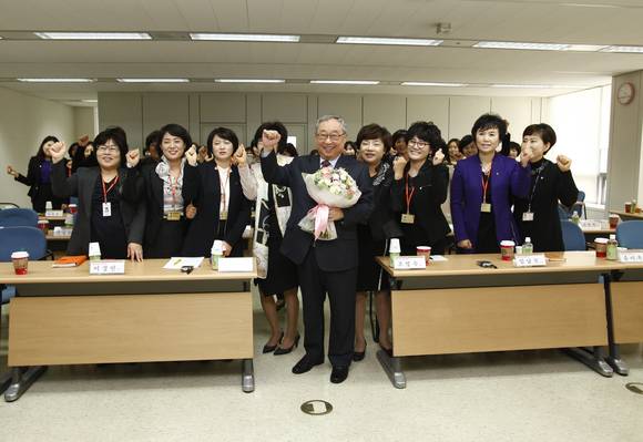 ▲ 6일 부천시 원미구에 위치한 경인지역본부를 찾은 김연배 부회장(사진 가운데)과 70여명의 영업관리자와 FP들이 화이팅을 외치고 있다. ⓒ 한화생명